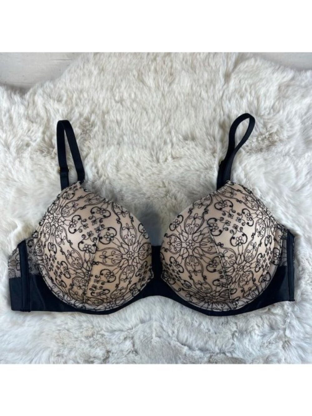 Victoria's Secret Very Sexy Push Up Black & Cream Lace Bra Sz 34C EUC